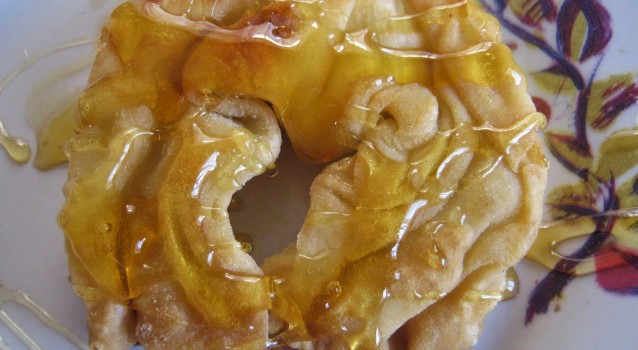 Σαρικόπιτα, η τυρόπιτα της Κρήτης γαρνιρισμένη με μέλι