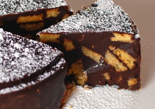 Σοκολατένια τούρτα ψυγείου με μπισκότα
