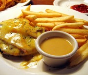 Κοτόπουλο με μανιτάρια μπέικον, τυρί και σάλτσα μουστάρδας μελιού