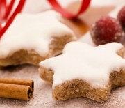 Μπισκότα κανέλας Χριστουγεννιάτικα με γλάσο ζάχαρης