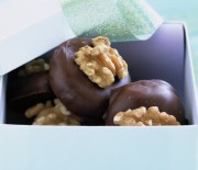 Σοκολατάκια γεμιστά με καρύδι με 4 μόνο υλικά