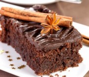 Σοκολατένιο κέικ κανέλας με γλάσο σοκολάτας