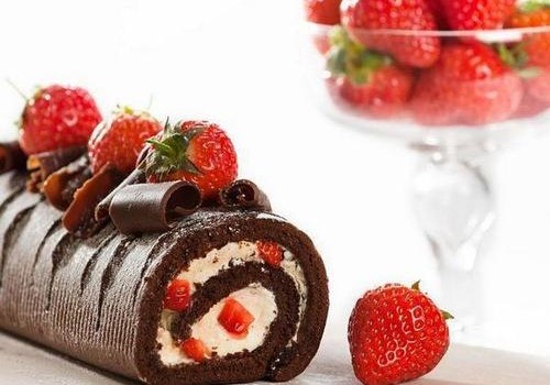 Κορμός σοκολάτας με κρέμα και φράουλες