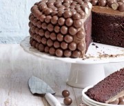 Σοκολατένιο κέικ με σοκολατένια βουτυρόκρεμα και maltesers