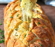 Ψωμί γεμιστό με τυρί, αρωματισμένο με σκόρδο