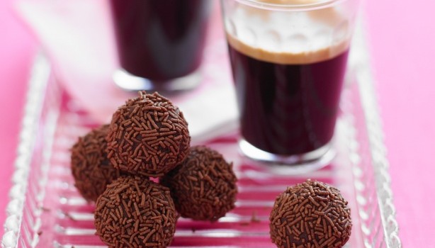 Τρουφάκια σοκολάτας με καφέ με 4 μόνο υλικά