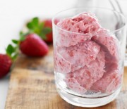 Frozen yogurt φράουλας με 3 υλικά
