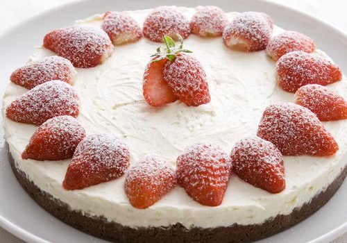 Πανεύκολο cheesecake με φράουλες χωρίς ψήσιμο