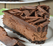 Σοκολατένιο cheesecake με βάση όρεο και επικάλυψη σοκολάτας