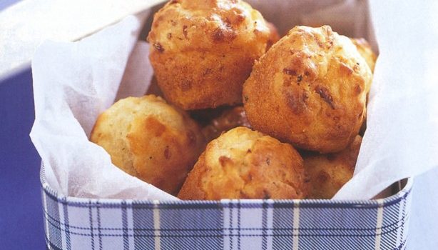 Μίνι muffins με μπέικον, πράσο και τυρί