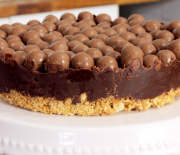 Σοκολατένια τούρτα ψυγείου με μπισκότα και Maltesers (Video)