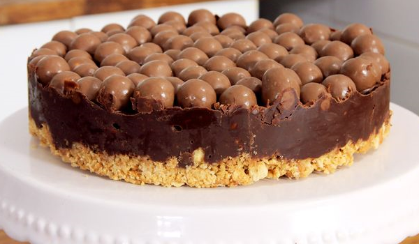 Σοκολατένια τούρτα ψυγείου με μπισκότα και Maltesers (Video)