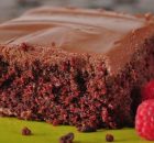 Αφράτο κέικ σοκολάτας με επικάλυψη σοκολατένιας κρέμας (Video)