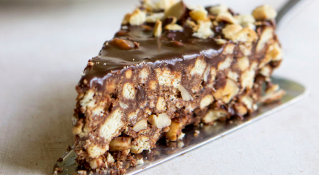 Σοκολατένια τούρτα ψυγείου με μπισκότα και φουντούκια (Video)