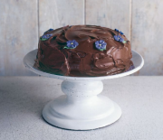 Το τέλειο, πανεύκολο κέικ σοκολάτας της Nigella Lawson (Video)