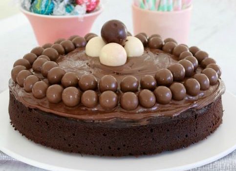 Κέικ σοκολάτας με ινδοκάρυδο, γκανάζ σοκολάτας και maltesers