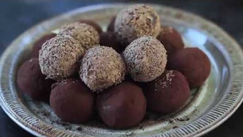 Τρουφάκια με σοκολάτα και καραμέλα (Video)