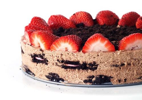 Ανάλαφρη τούρτα ψυγείου με όρεο και φράουλες