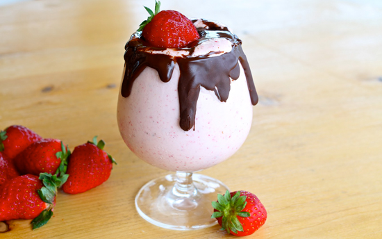 Milkshake φράουλα με ζεστή σος σοκολάτας