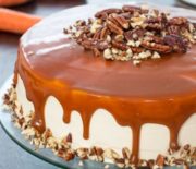 Η τέλεια τούρτα καρότου με επικάλυψη καραμέλας (Video)