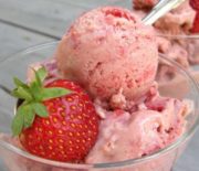 Σπιτικό παγωτό φράουλα με 3 υλικά της στιγμής