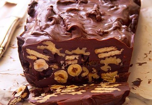 Κορμός σοκολάτας με μπισκότα, ξηρούς καρπούς και σταφίδες