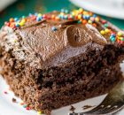 Πανεύκολο κέικ σοκολάτας με φυστικοβούτυρο και σοκολατένια επικάλυψη (Video)
