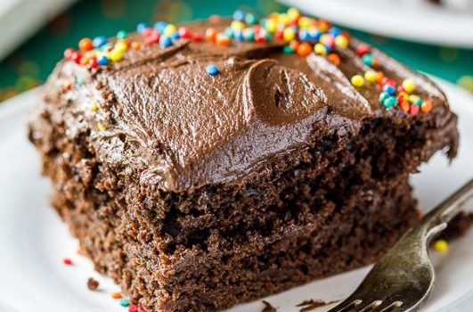 Πανεύκολο κέικ σοκολάτας με φυστικοβούτυρο και σοκολατένια επικάλυψη (Video)