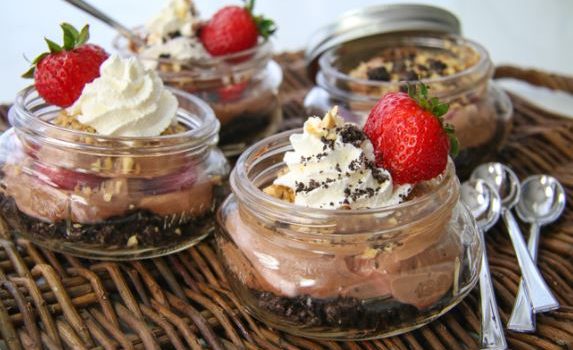 Cheesecake ψυγείου με Oreo, φράουλες και Nutella (Video)