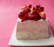 Παγωτό cheesecake φράουλας με ζαχαρούχο γάλα