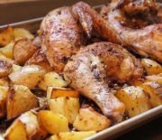 Κοτόπουλο λεμονάτο με πατάτες και μυρωδικά στο φούρνο
