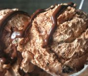 Εύκολο μαστιχωτό παγωτό σοκολάτας με 4 υλικά χωρίς παγωτομηχανή (Video)