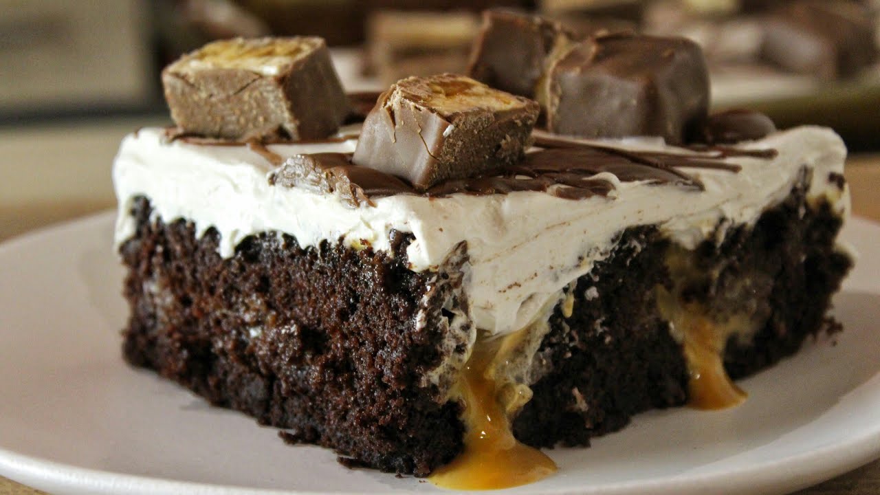 Το τέλειο σοκολατένιο κέικ με ζαχαρούχο και Snickers (Video)