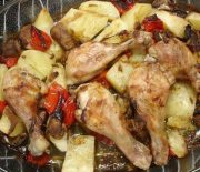 Μπουτάκια κοτόπουλου με λαχανικά στο φούρνο