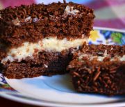 Σοκολατένιο κέικ με γέμιση ζαχαρούχου γάλακτος και ινδοκάρυδου και σοκολατένια επικάλυψη