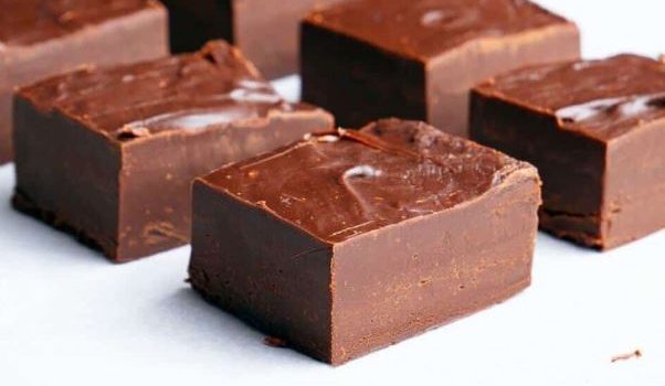 Σοκολατένιο γλύκισμα ψυγείου με 2 υλικά της στιγμής (Video)