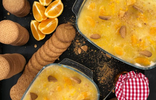 Γλυκό ψυγείου με υπέροχη κρέμα, πορτοκάλι και μπισκότα