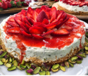 Cheesecake και βάση κανταΐφι φιστίκια Αιγίνης και κουλί φράουλας