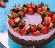 Σοκολατένιο κέικ με φράουλες και μους τυριού-φράουλας (Video)