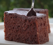 Κέικ σοκολάτας σιροπιαστό με σοκολατένιο γλάσο (Video)