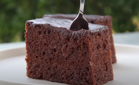 Κέικ σοκολάτας σιροπιαστό με σοκολατένιο γλάσο (Video)