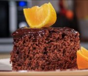 Το πιο αφράτο κέικ σοκολάτας με πορτοκάλι και σοκολατένιο γλάσο (Video)