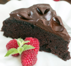 Πανεύκολο υγρό σοκολατένιο κέικ της στιγμής (Video)