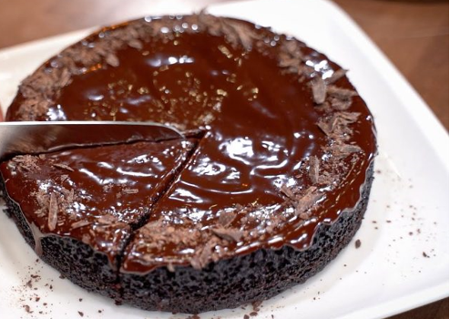 Κέικ σοκολάτας με γλάσο νηστίσιμο (Video)
