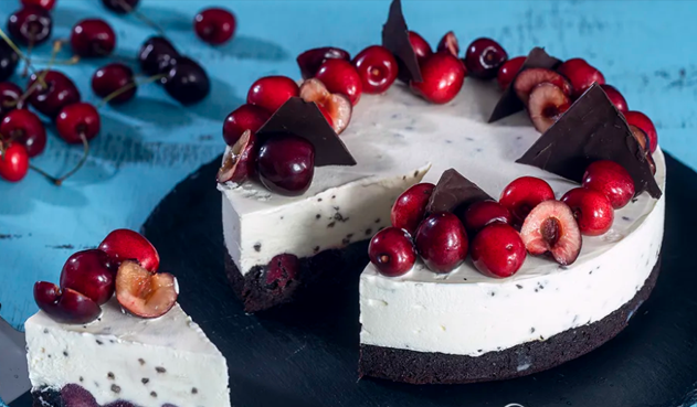 Τούρτα παγωτό με κεράσια και σοκολάτα (Video)