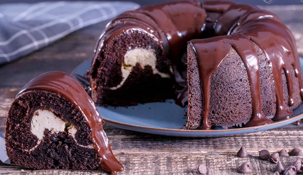 Κέικ σοκολάτας με κρεμώδη γέμιση τυριού κρέμας (Video)