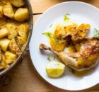Κοτόπουλο λεμονάτο με δενδρολίβανο και πατάτες στο φούρνο