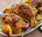 Τραγανό, σκορδάτο κοτόπουλο με πατάτες στο φούρνο