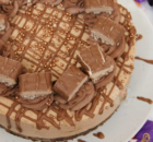 Σοκολατένια τούρτα ψυγείου με κρέμα τυριού και κομματάκια Snickers