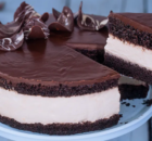 Υγρό κέικ σοκολάτας με γέμιση κρέμας βανίλιας (Video)